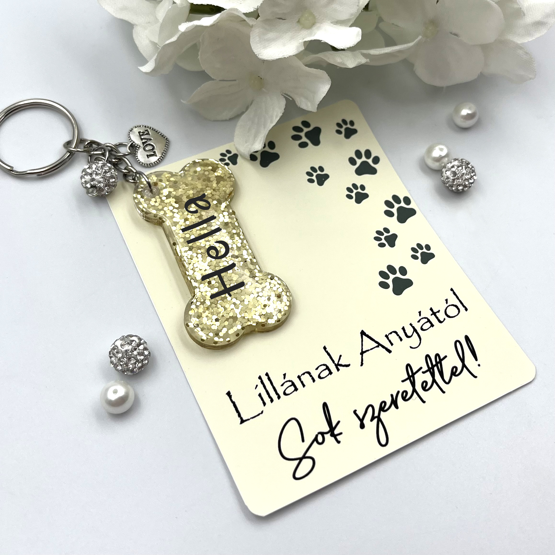Egyedi neves műgyantázott kutyacsont alakú kulcstartó, ajándékkártyán - arany