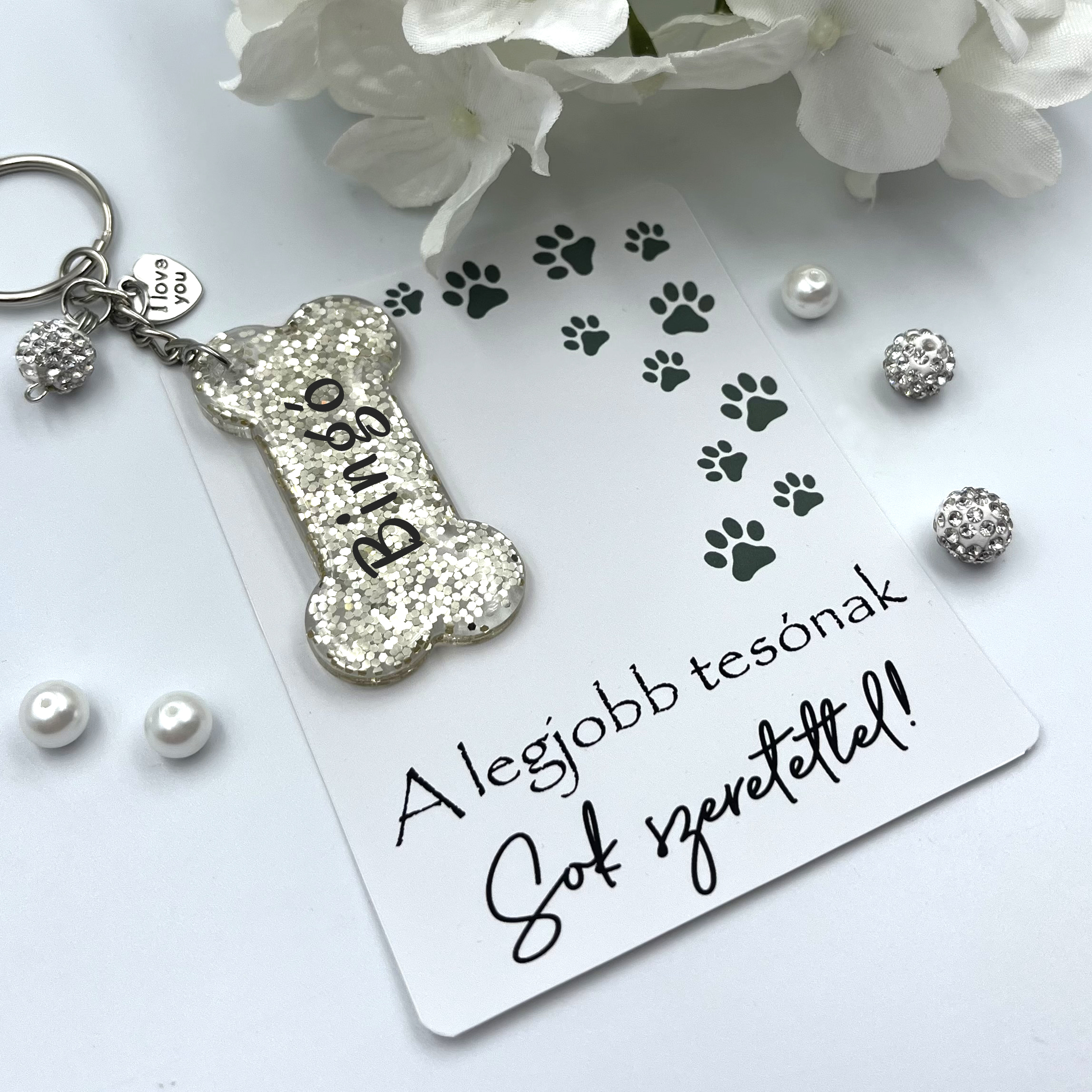 Egyedi neves műgyantázott kutyacsont alakú kulcstartó, ajándékkártyán - ezüst