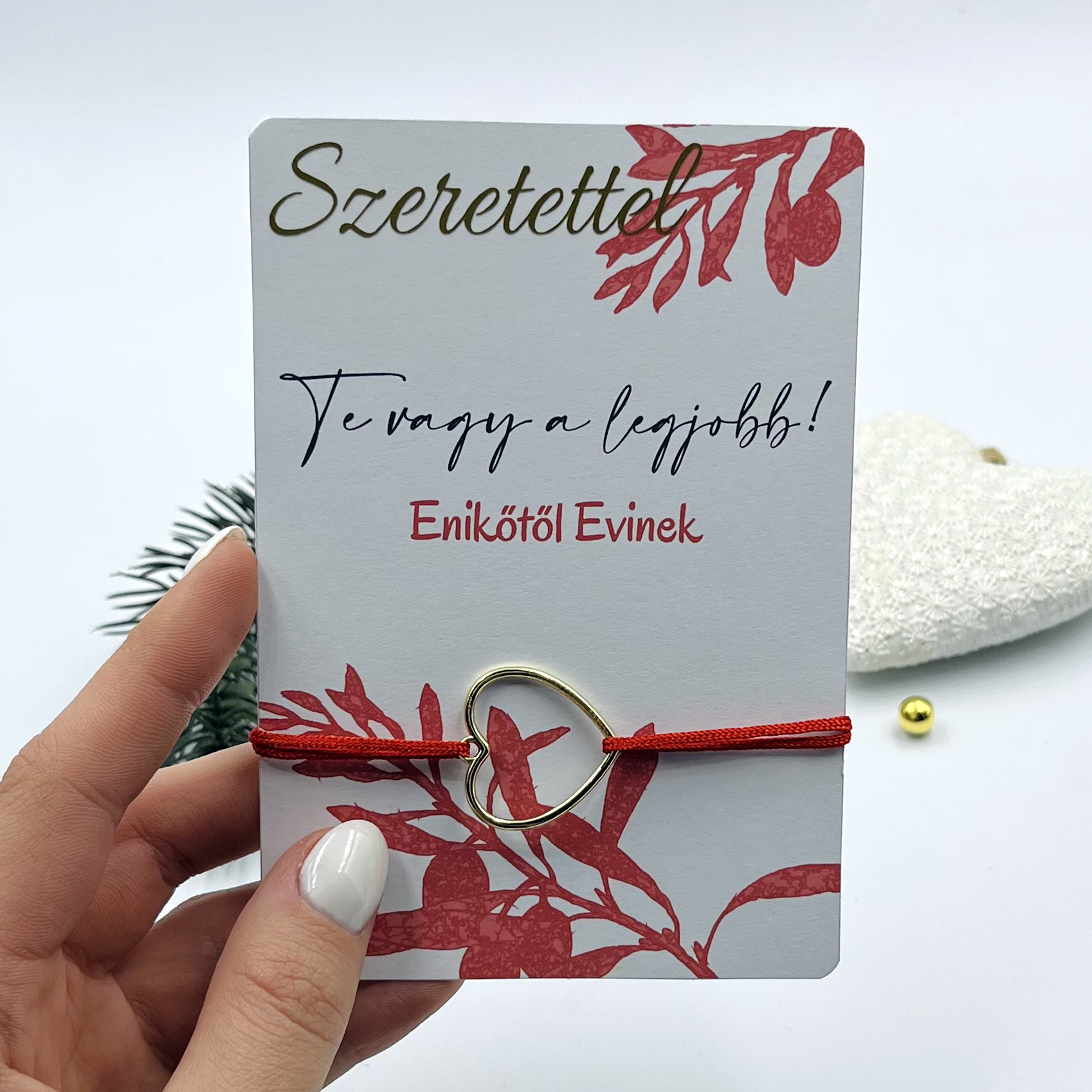 Szívecskés szálkarkötő egyedi feliratos ajándékkártyán - piros