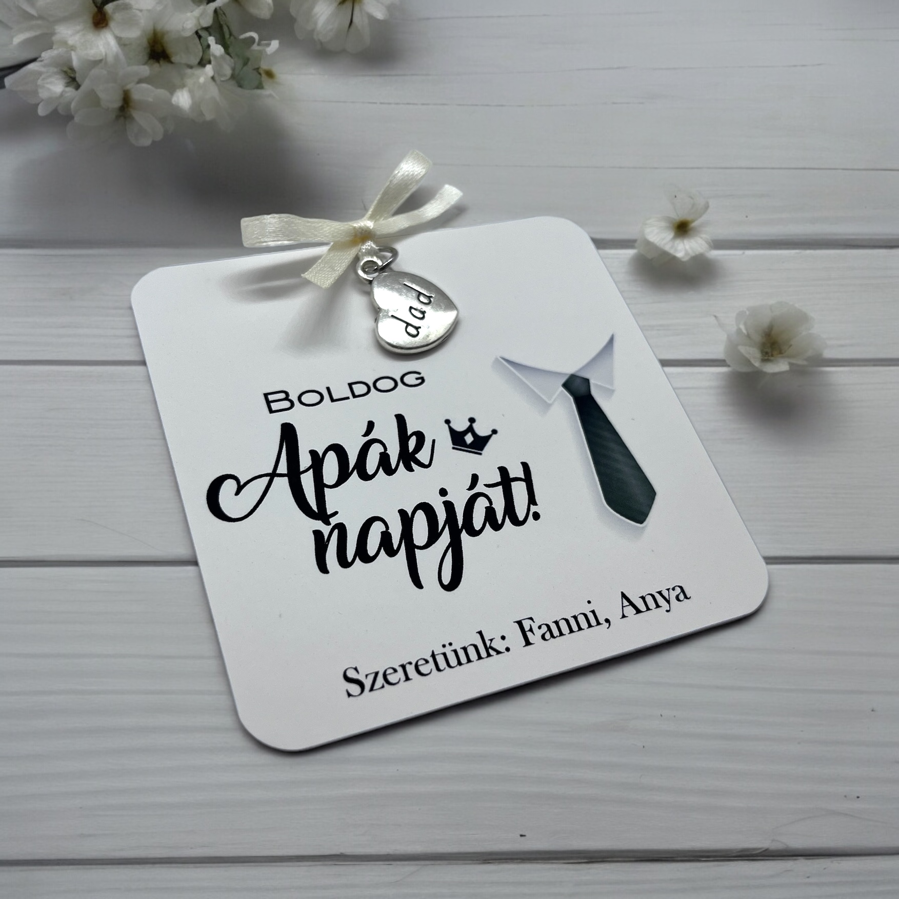 Egyedi feliratos ajándékkártya Apukáknak, Nagypapáknak, Keresztapukáknak - charm dísszel